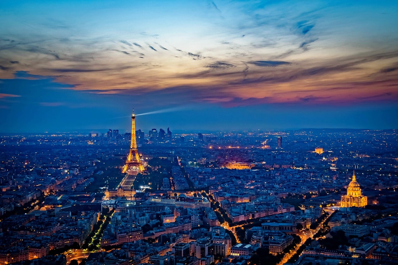 eiffel towerr dusk