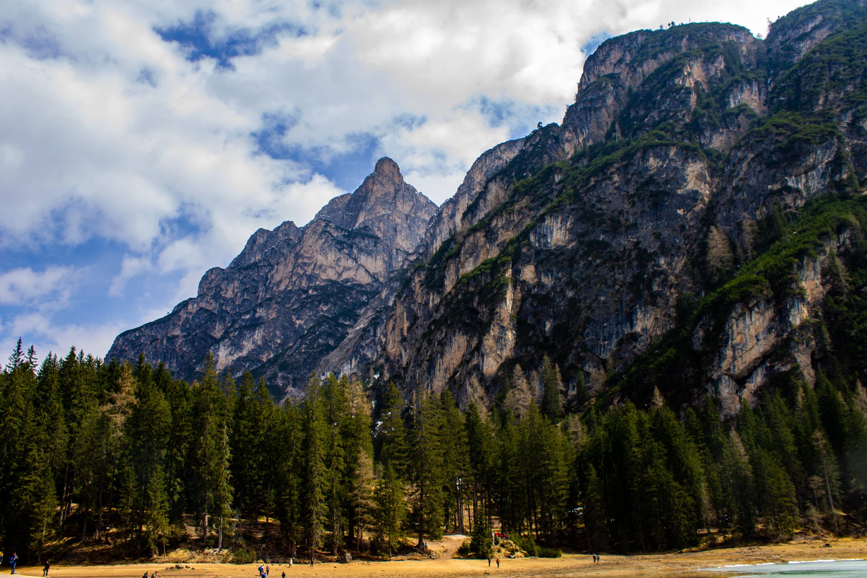 lago di braies mountains