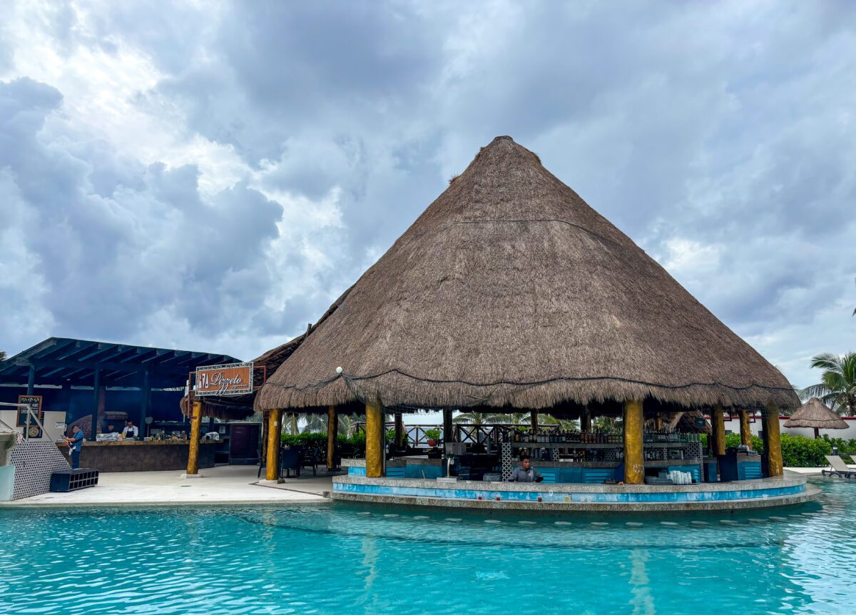 Hard Rock Riviera Maya Swim Up bar