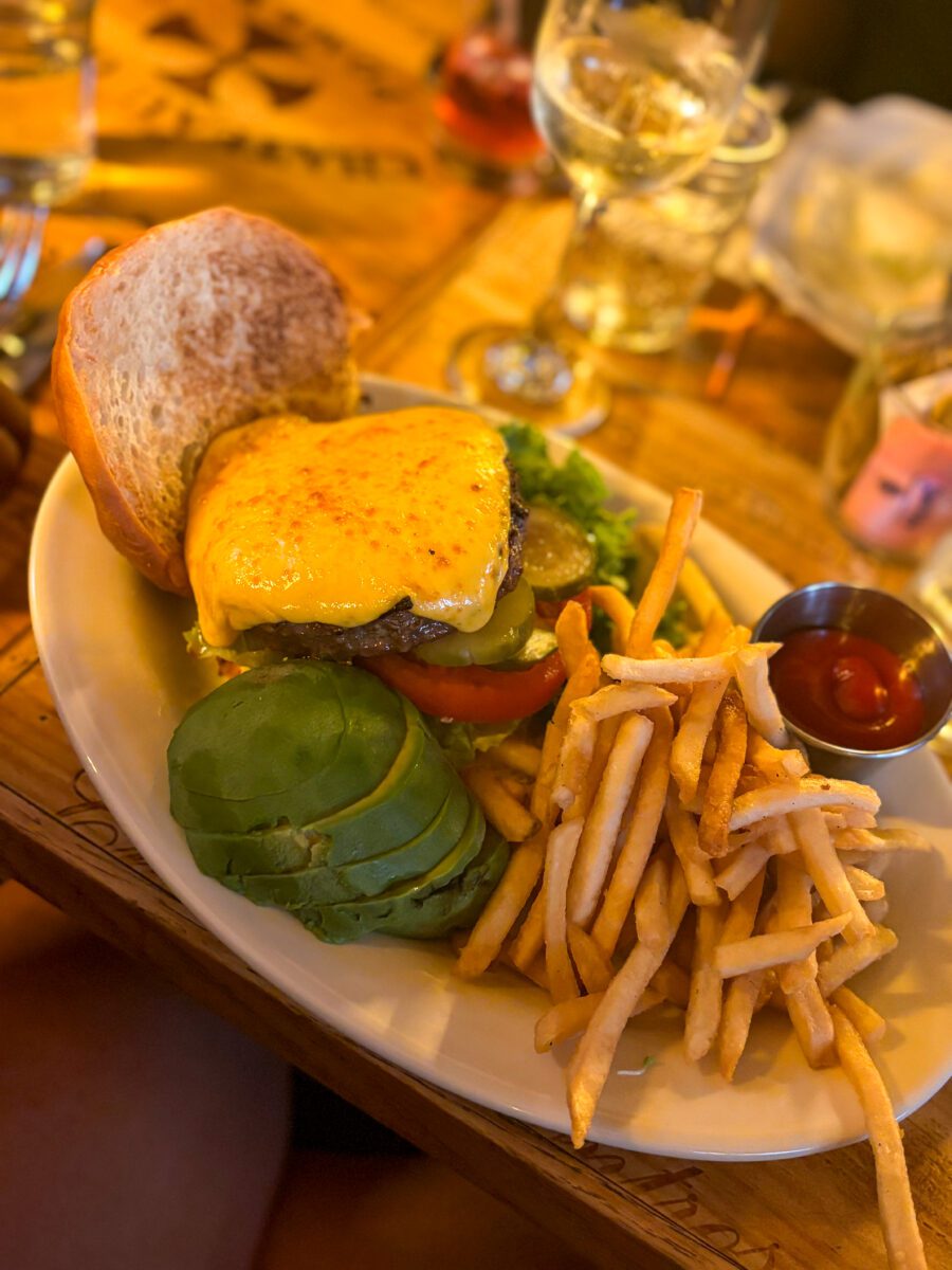 Mominette Bistro Burger